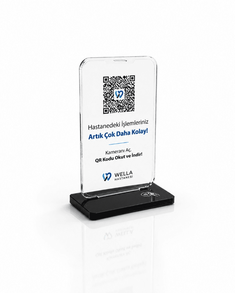 Şeffaf Premium Stand — şeffaf pleksi plaka, siyah taban, QR ve NFC, önden görünüm