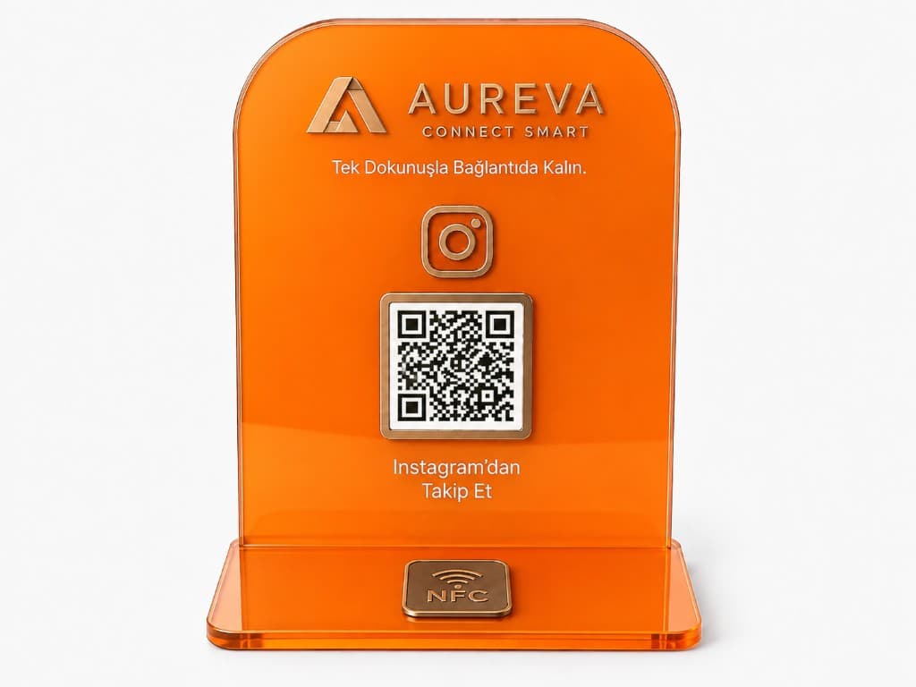 Turuncu Solo pleksi stand — Instagram QR, altın baskı ve tabanda NFC dokunuş alanı